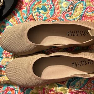 Journee Collection Women's Tan Flats